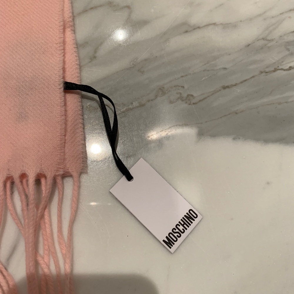 🤞Potential Restock🤞❤️5 ⭐️ ❤️Moschino Heart Scarf - Picture 3 of 6